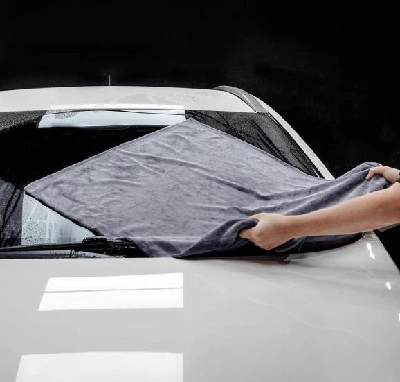 PURESTAR Superior Drying Towel L drying a car windshield