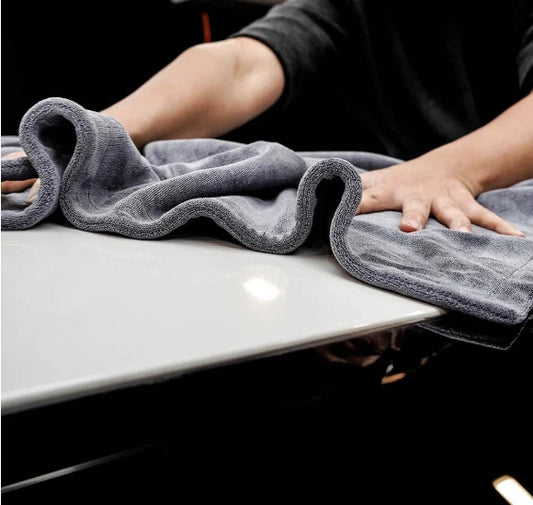 PURESTAR Superior Drying Towel L on a car roof